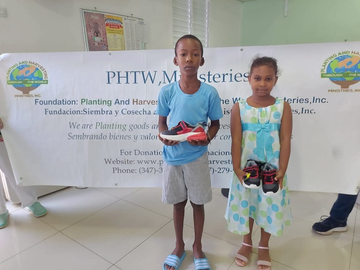 Donación de Tenis Nuevos para Niños en Pedernales, República Dominicana